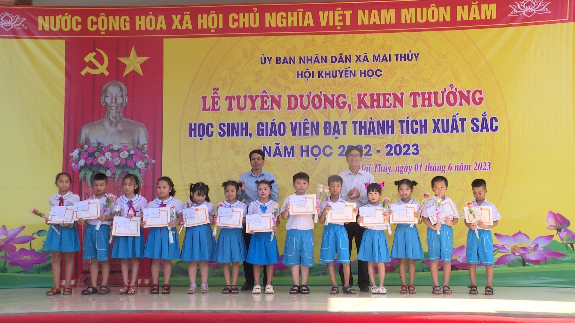 Hội khuyến học huyện, UBND xã trao thưởng cho các em học sinh Trường Tiểu học
